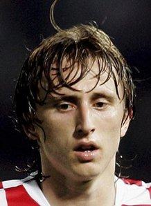 2分，又是2分！顶薪中锋被34岁老将羞辱，球迷嘲讽：这表现真的可以